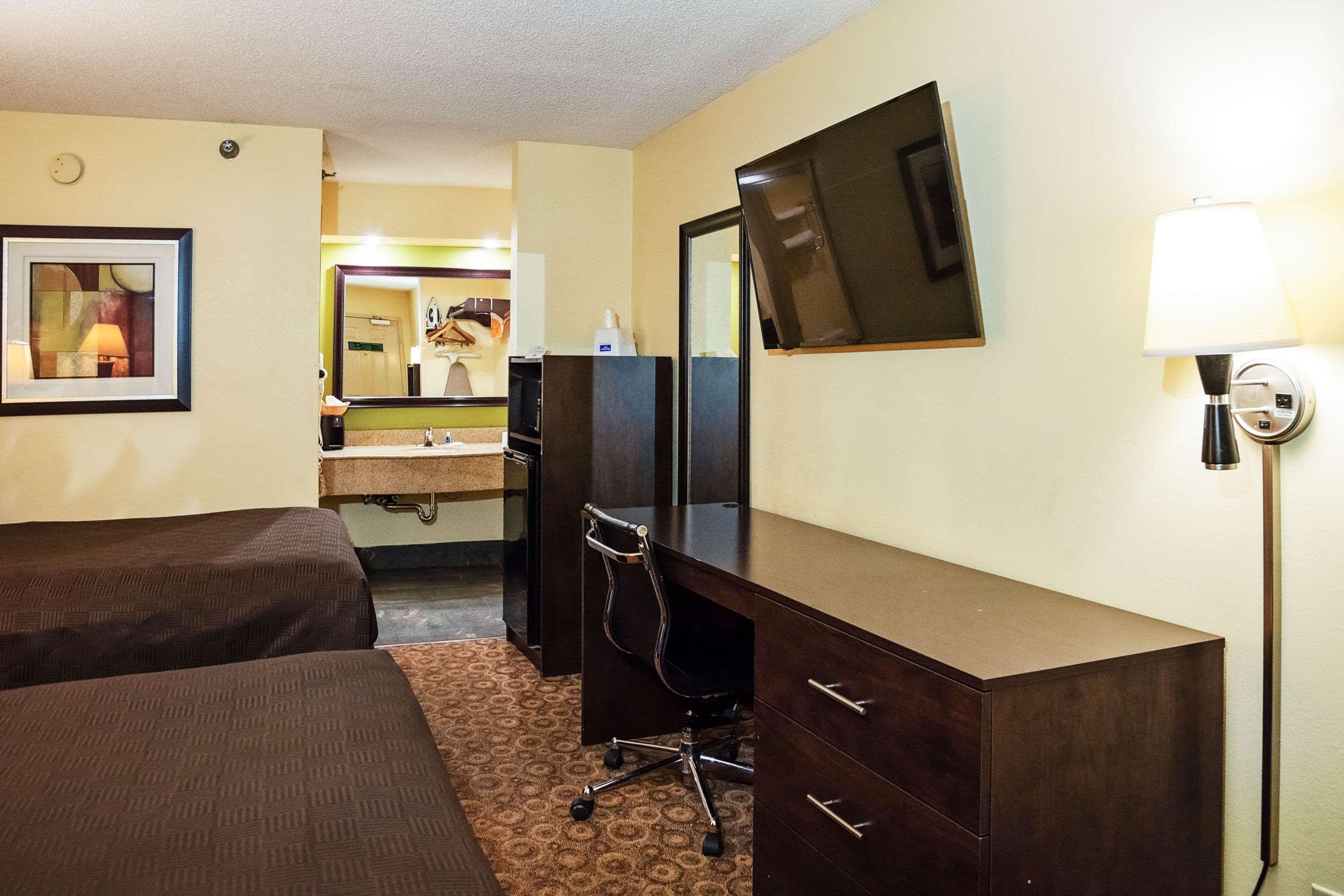 Rodeway Inn & Suites Clarksville Ngoại thất bức ảnh