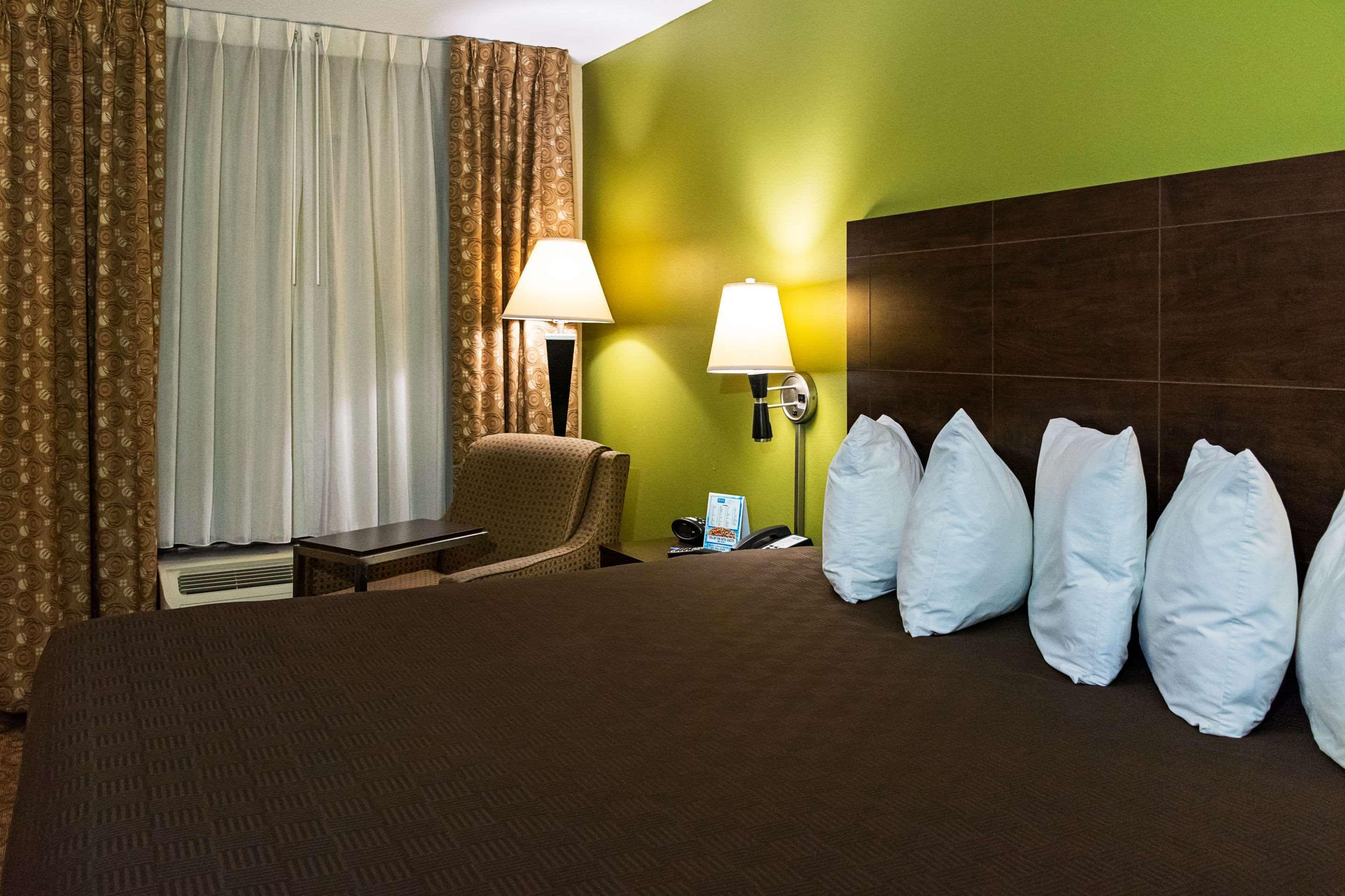 Rodeway Inn & Suites Clarksville Ngoại thất bức ảnh