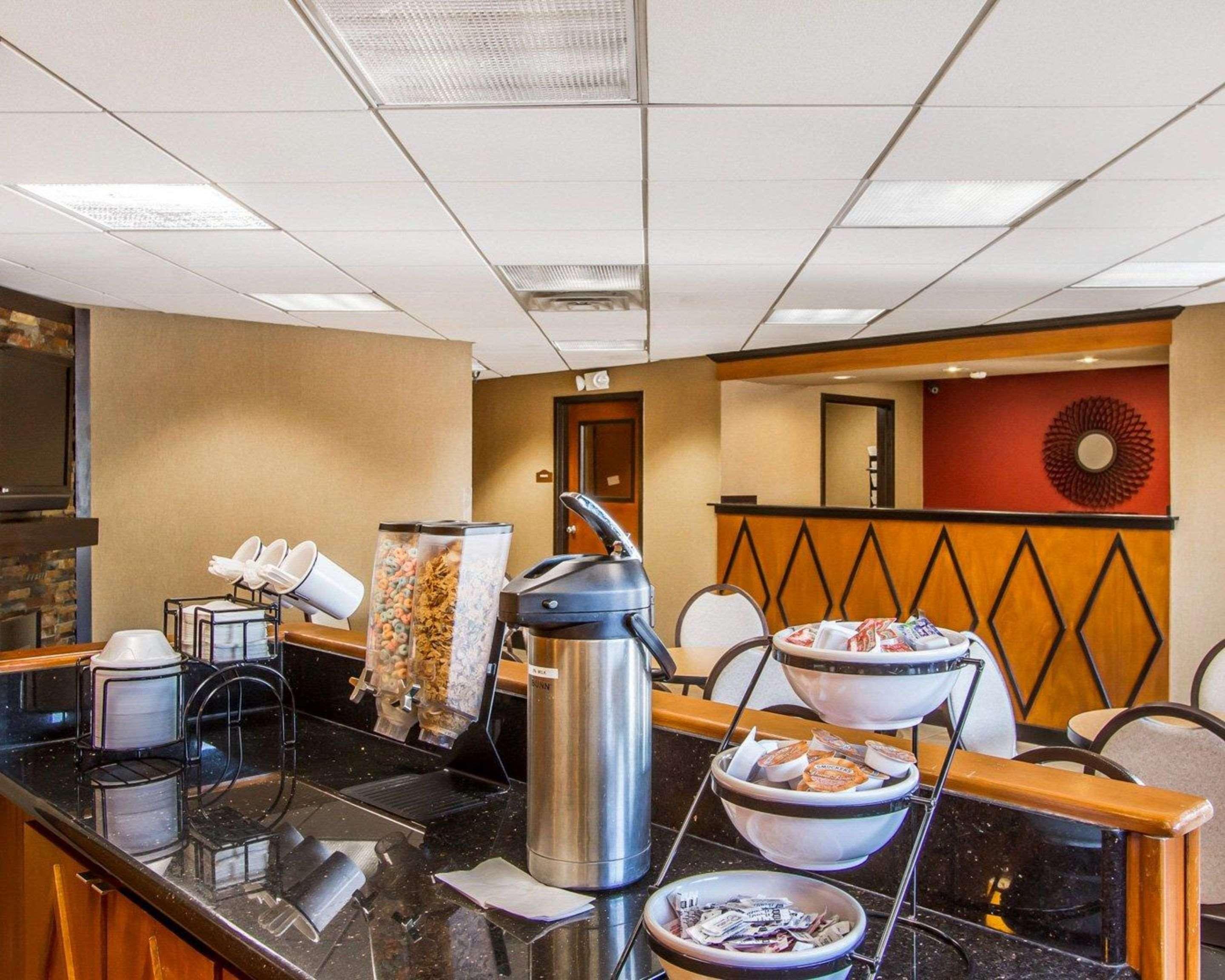 Rodeway Inn & Suites Clarksville Ngoại thất bức ảnh