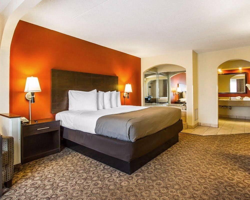 Rodeway Inn & Suites Clarksville Ngoại thất bức ảnh